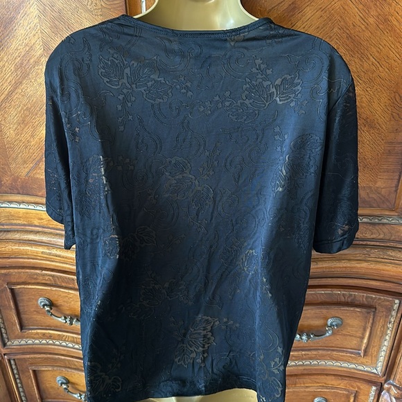 This T-shirt has a see-through burnout floral pattern - Picture 2 of 4